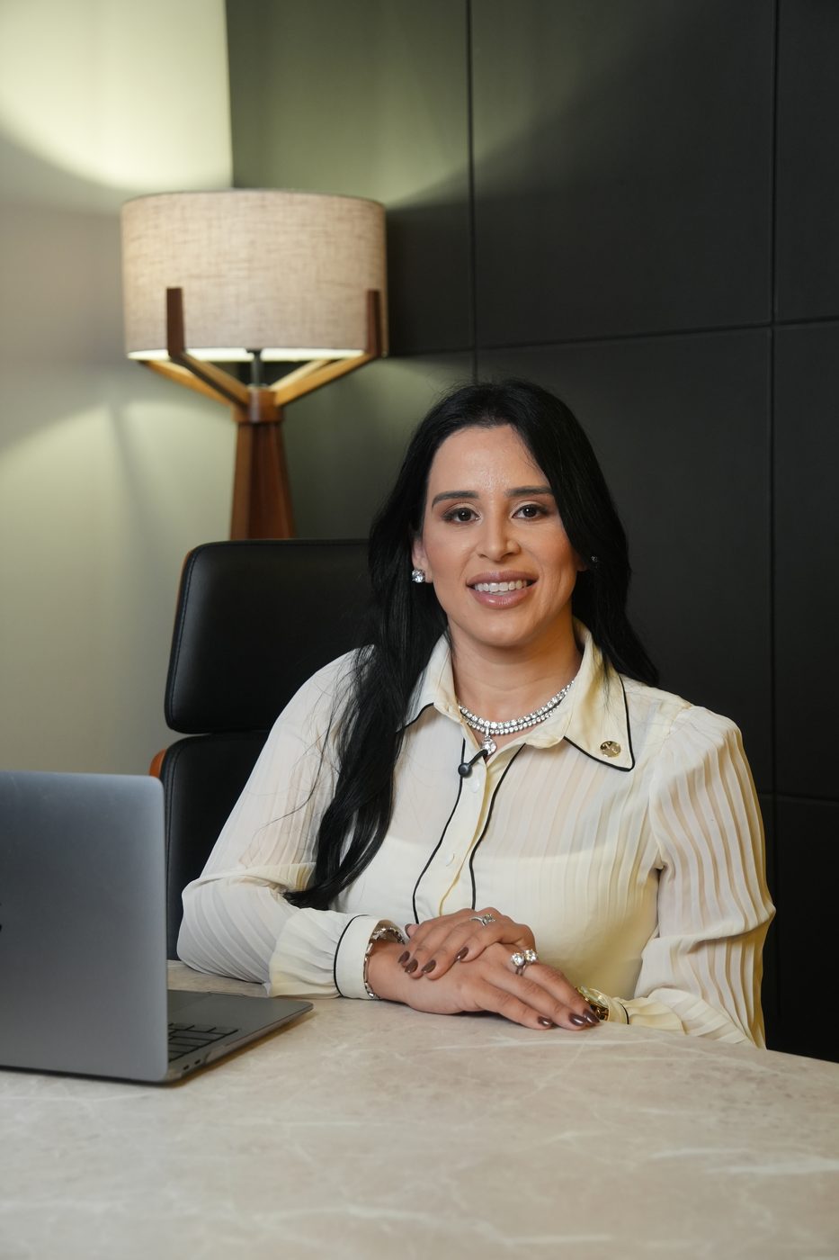 Dra. Daniela Castro em seu escritório, trabalhando em casos jurídicos com atenção e dedicação