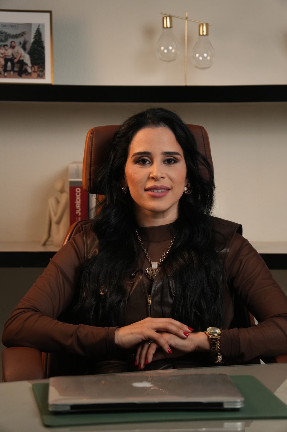 Dra. Daniela Castro trabalhando em um caso, em seu escritório